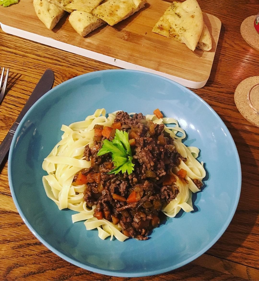 Лук обжарь на масле, затем добавь и обжаривай фарш в течение 10 минут, влей вино и потуши пару минут. Добавь помидоры и томатную пасту и продолжай тушить на небольшом огне от часа до полу...