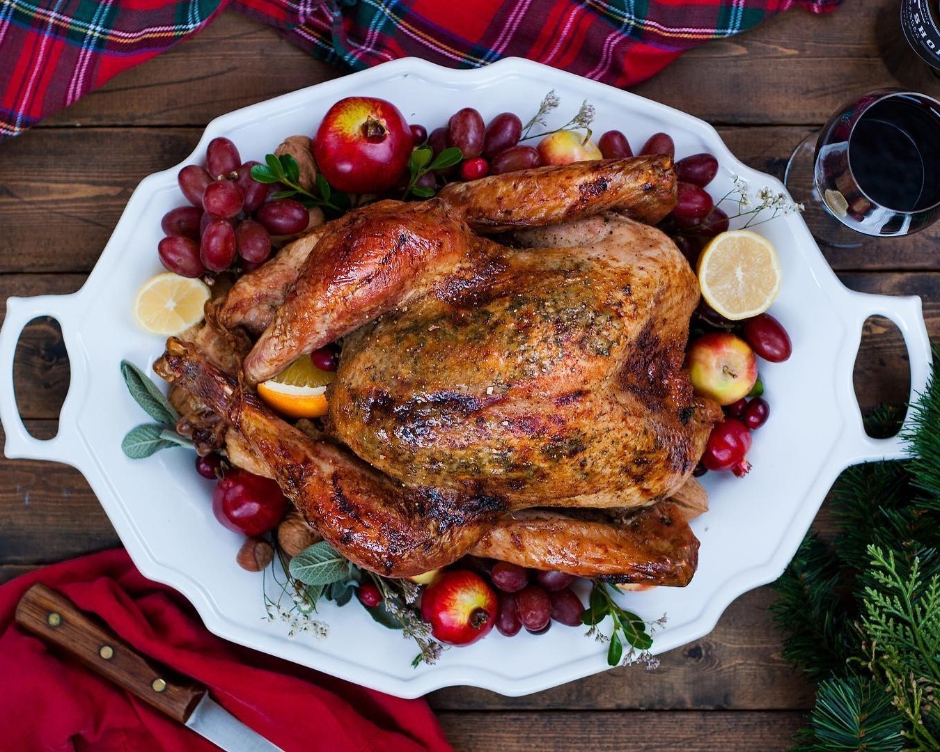 Предварительно вымой целую тушку и оставь в соевом маринаде со специями на пару-тройку часов, периодически переворачивая. Апельсины порежь кольцами и полукольцами. Духовку разогрей до 200...