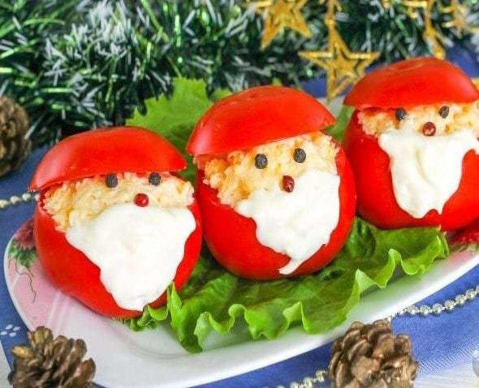 Сыр и чеснок натри на мелкой или средней терке и смешай с майонезом так, чтобы получилась довольно плотная масса. Помидорки помой и срежь «верхушки-шапочки. Чайной ложкой аккуратно достан...