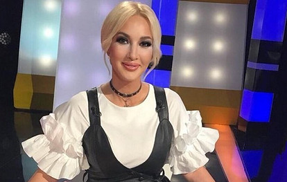 Лера Кудрявцева в платье с забавными пуговицами пришла на съемки телешоу
