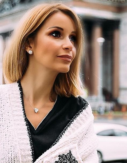 Ольга Орлова вышла в свет в вязаном свитере и шелковой юбке в пол