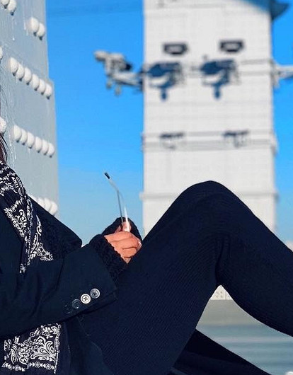 Анна Седокова показала оверсайз пуховик, в котором точно не холодно