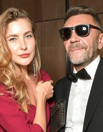 Молодая жена Сергея Шнурова контролирует каждый его шаг