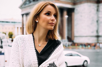 Ольга Орлова вышла в свет в вязаном свитере и шелковой юбке в пол