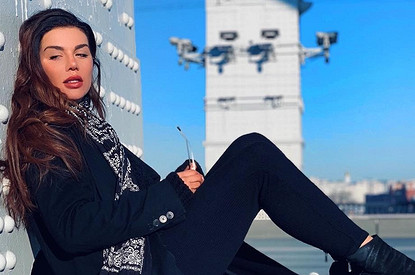 Анна Седокова показала оверсайз пуховик, в котором точно не холодно