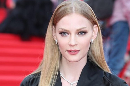 Светлана Ходченкова показала вечерний наряд, который подойдет любому типу фигуры