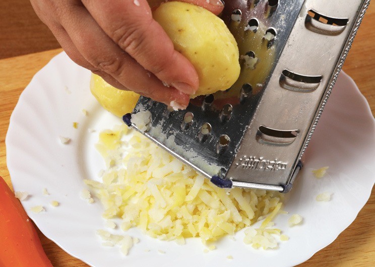 Твердый сыр натереть на средней терке. С шампиньонов слить жидкость.
