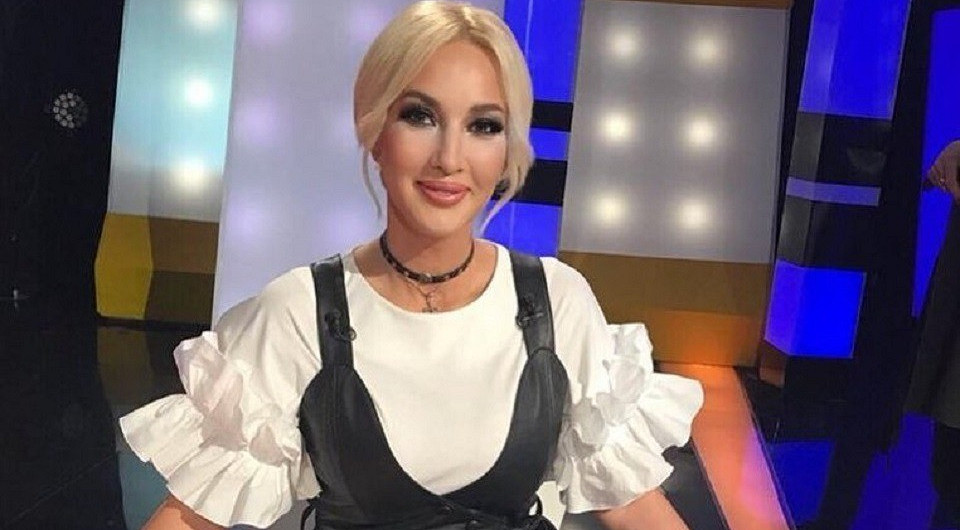 Лера Кудрявцева в платье с забавными пуговицами пришла на съемки телешоу