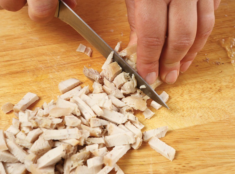 Куриное филе отделить от костей. Филе нарезать маленькими кусочками.