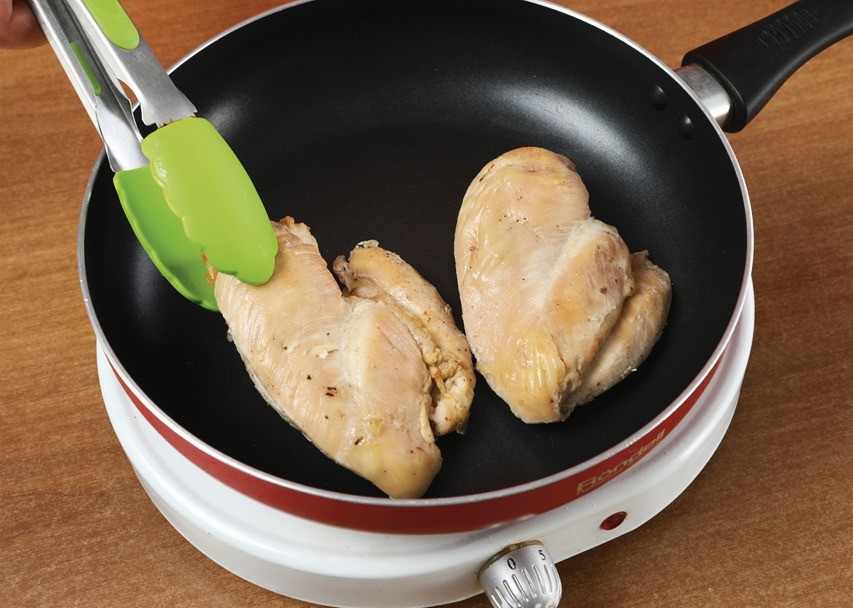 Куриное филе обжарить. Морковь отварить и натереть на средней терке. Зелень вымыть, обсушить и мелко нарезать.