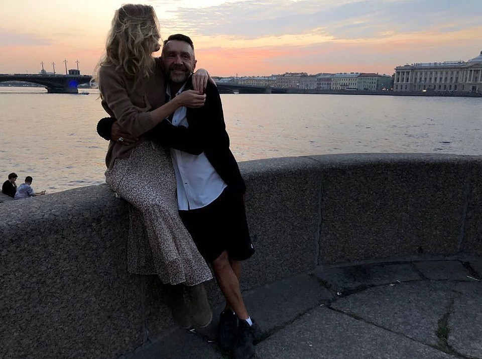 Молодая жена Сергея Шнурова контролирует каждый его шаг