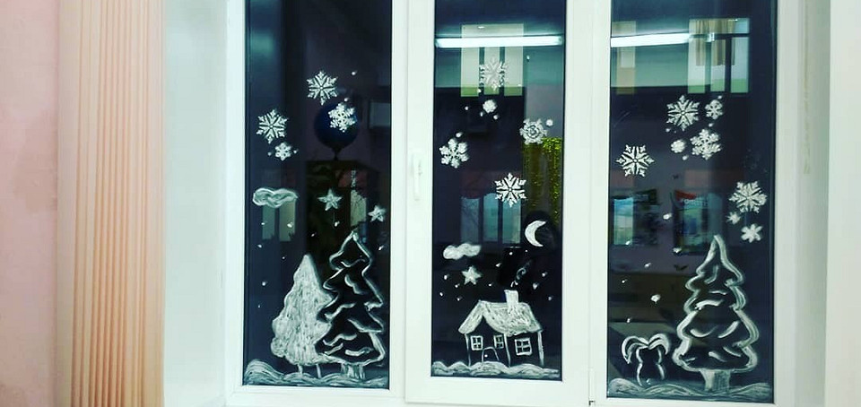 Украшения на окна на Новый год: подборка идей