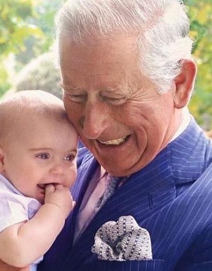 Младший сын Кейт Миддлтон и принца Уильяма схватил дедушку за нос и рассмешил соцсети