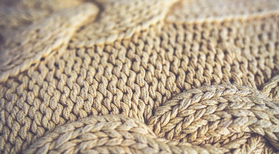 Как растянуть шерстяной свитер: секреты опытных хозяек
