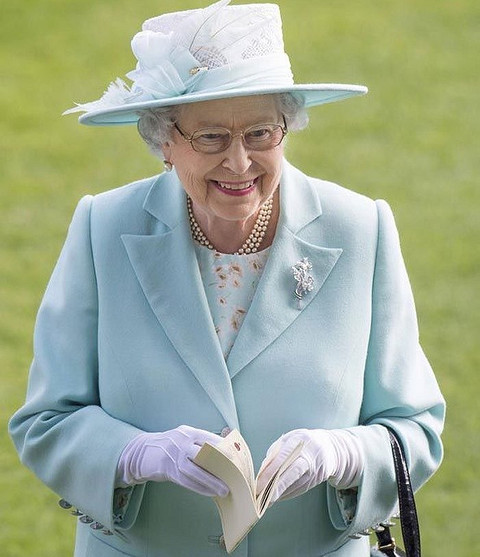 Надо отдать британской королеве должное: стареет Елизавета II очень женственно, с достоинством. Годы берут свое, но на хрупкость королевской фигуры не покусились. Несмотря на преклонный в...