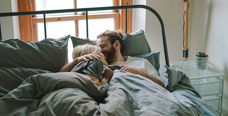 6 поз во время сна с мужем: что они говорят о характере ваших отношений?