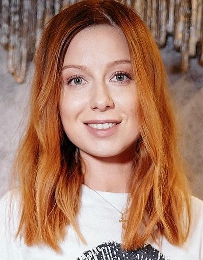 Юлия Савичева показала идеальный крой платья для низких девушек, которое визуально вытянет силуэт