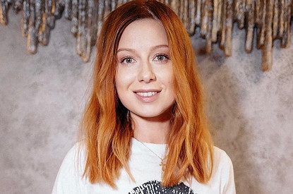 Юлия Савичева показала идеальный крой платья для низких девушек, которое визуально вытянет силуэт