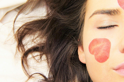 Береги кожу с молоду: 5 обязательных косметических продуктов для чувствительных особ