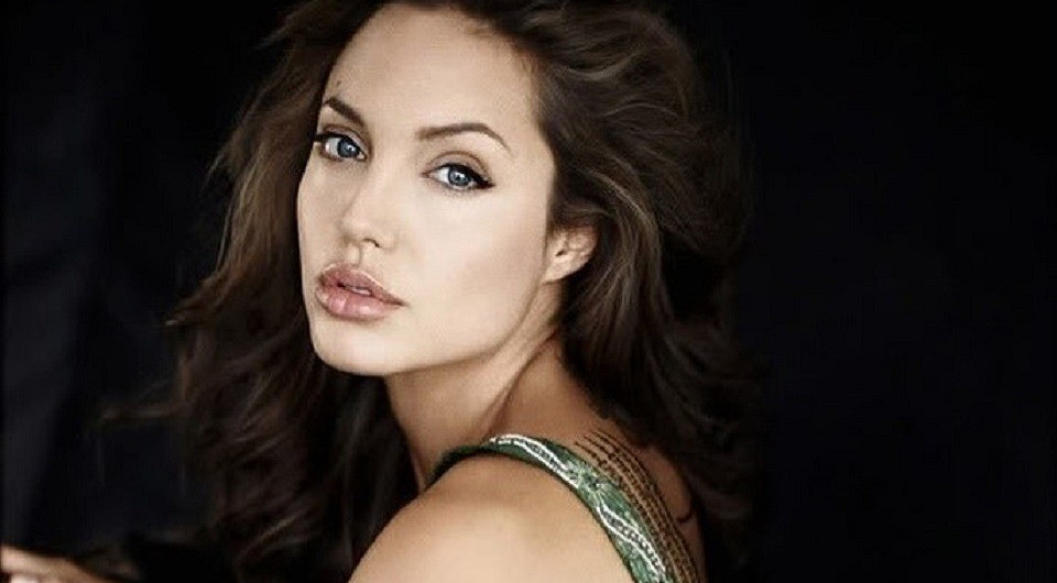 СМИ сообщили, что Анджелине Джоли не хватает денег на содержание шестерых детей