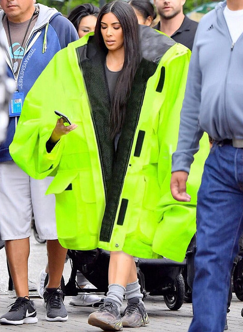Главная звезда Instagram - Ким Кардашьян, для прогулок выбрала куртку, сочетающую в себе сразу два тренда: яркий неоновый цвет (в простонародье - «вырвиглаз») и, разумеется оверсайз. Поче...