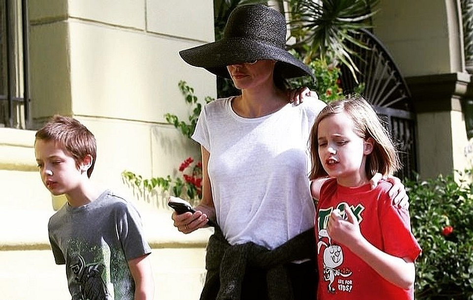 СМИ сообщили, что Анджелине Джоли не хватает денег на содержание шестерых детей