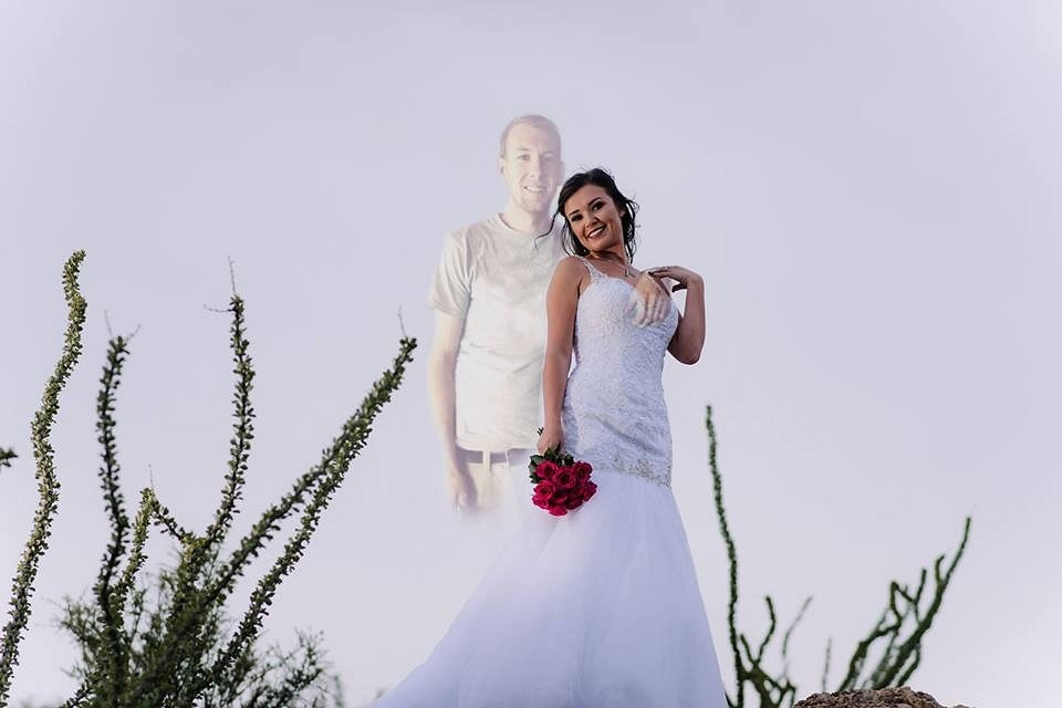 Девушка вмонтировала фото погибшего жениха в свадебную фотосессию