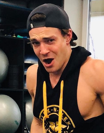 Максим Матвеев выложил в сеть фото с рельефными мышцами