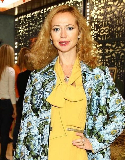 Елена Захарова показала, как носить блестящую одежду с пайетками