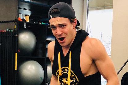 Максим Матвеев выложил в сеть фото с рельефными мышцами
