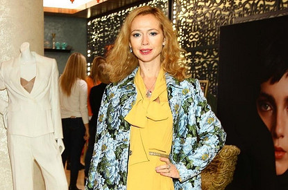 Елена Захарова показала, как носить блестящую одежду с пайетками