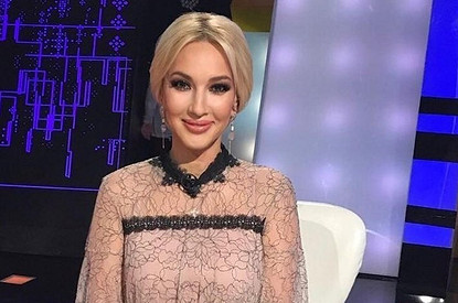 Лера Кудрявцева показала фигуру в мини-платье спустя 3 месяца после родов