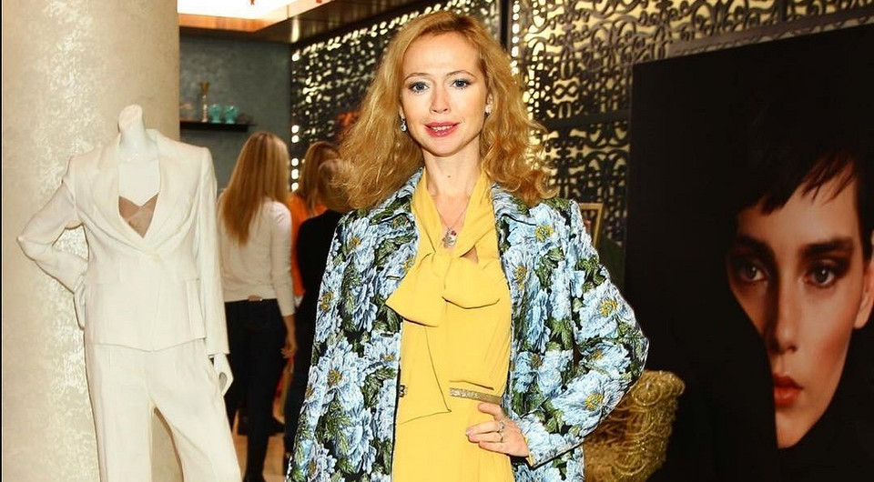 Елена Захарова показала, как носить блестящую одежду с пайетками