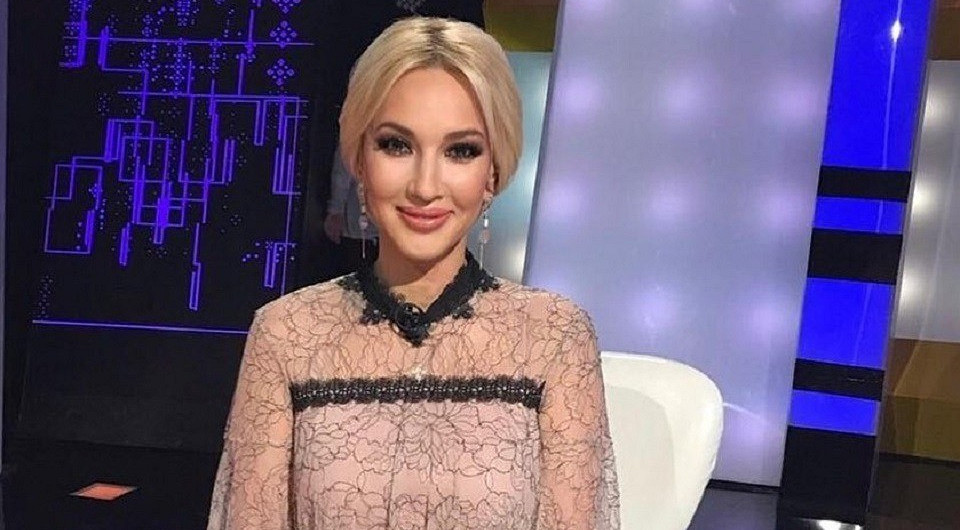 Лера Кудрявцева показала фигуру в мини-платье спустя 3 месяца после родов