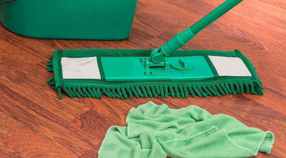 Как правильно мыть полы в квартире: общие советы и рекомендации для разных покрытий