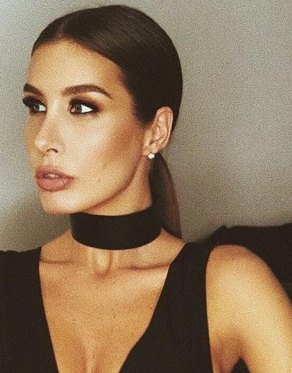 Кети Топурия снялась в шубе и с топором: фото