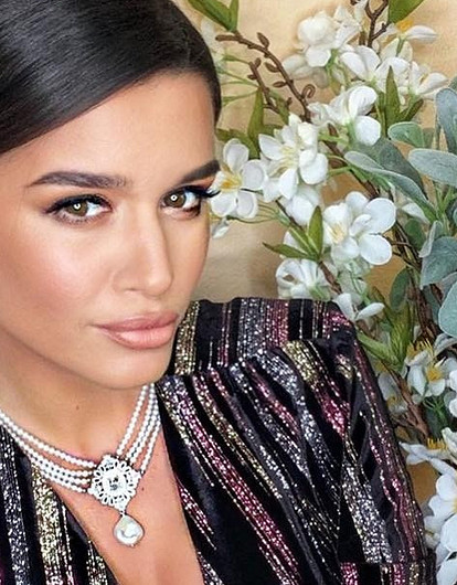 Ксения Бородина вышла в свет в блестящих носках и свитере с оленями