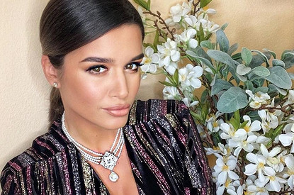 Ксения Бородина вышла в свет в блестящих носках и свитере с оленями