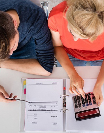 kak-ekonomit-dengi-pri-malenkoi-zarplate