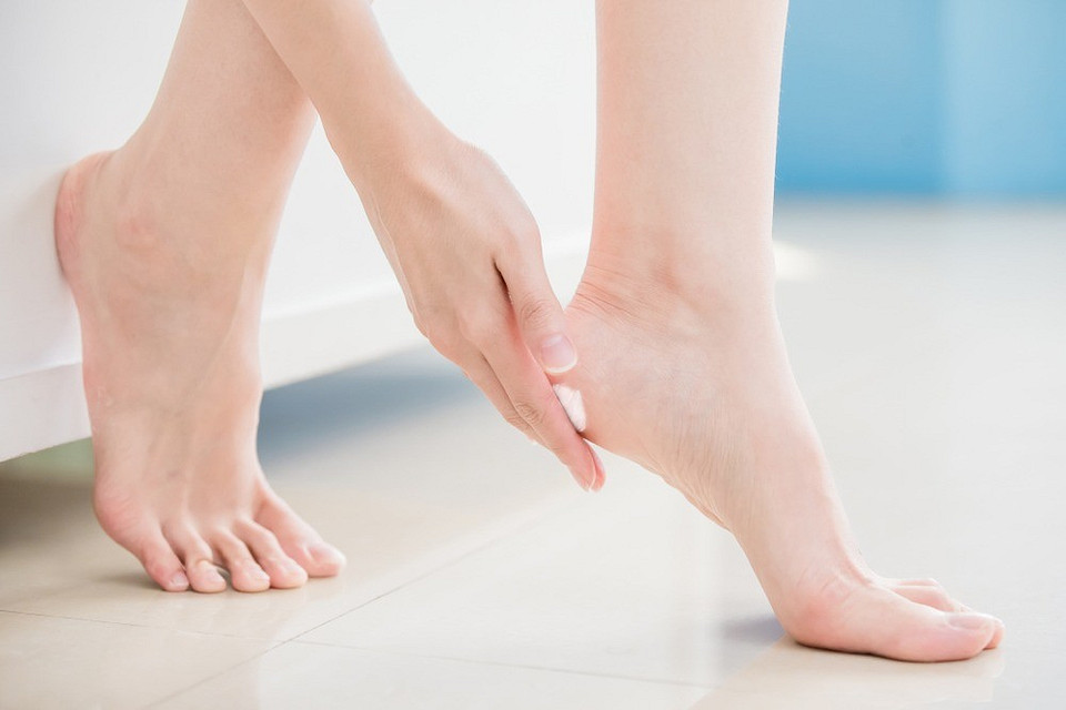 Что делать, если сохнет кожа на ногах? 10 советов