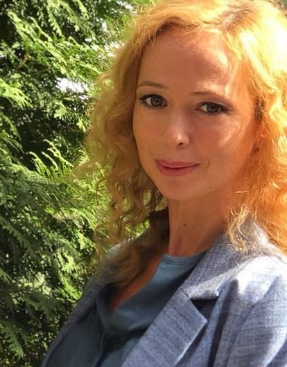 Елена Захарова предстала перед поклонниками в образе радистки Кэт