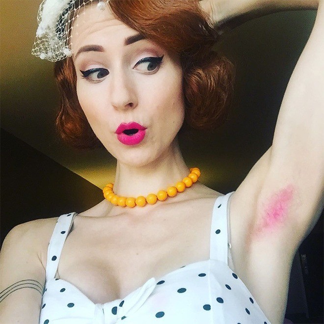 Так об этой идее узнал мир. Позже Рокси Хант тоже начала публиковать снимки своих довольных клиенток, точнее, их окрашенных подмышек. Окрашивание волос на этой части тела быстро набрало п...