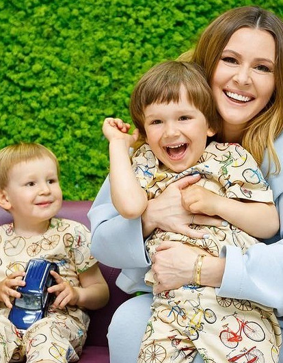 Трое из ларца: Мария Кожевникова показала любимых сыновей на одном снимке