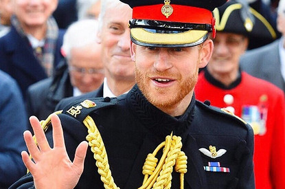 Мгновенная карма: после издевок над прической брата принц Гарри начал лысеть