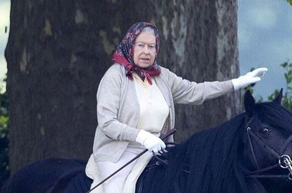 «92 года - это не порок»: королева Елизавета II до сих пор ездит верхом