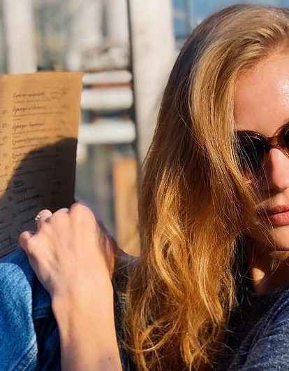 Мини-бикини и арбуз: Светлана Ходченкова проводит отпуск на море