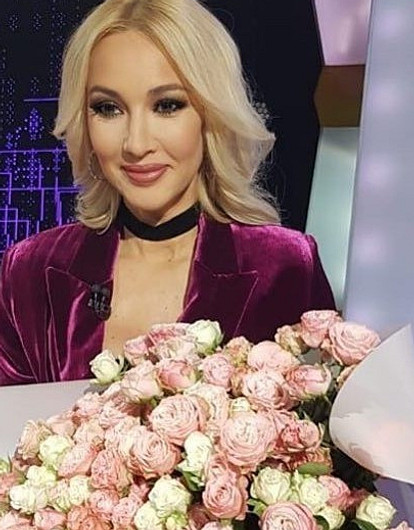 Лера Кудрявцева снялась для новогодней программы в «платье принцессы»