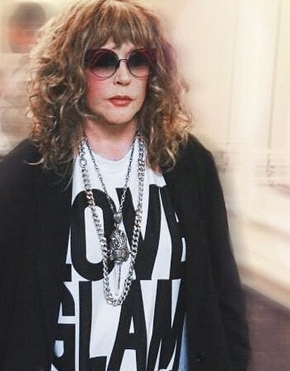 Алла Пугачева в стильном мини станцевала на дне рождения подруги: видео