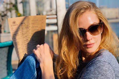 Мини-бикини и арбуз: Светлана Ходченкова проводит отпуск на море