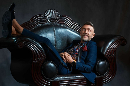 Сергей Шнуров объяснил, что настоящий джентельмен должен иметь дорогой парфюм и не пользоваться фильтрами в Instagram